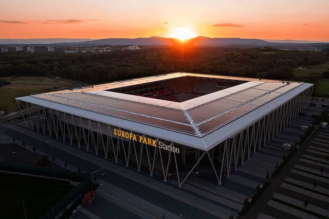 Grner Strom fr ein energieintensives Gewerbe: Solaranlage auf dem Stadiondach.  | Foto: Andreas Walny/Badenova