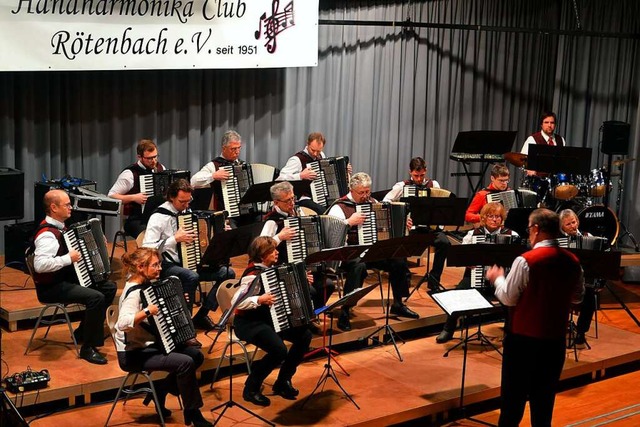 Der Handharmonikaclub Rtenbach unter Leitung von Johannes Baumann  | Foto: Liane Schilling