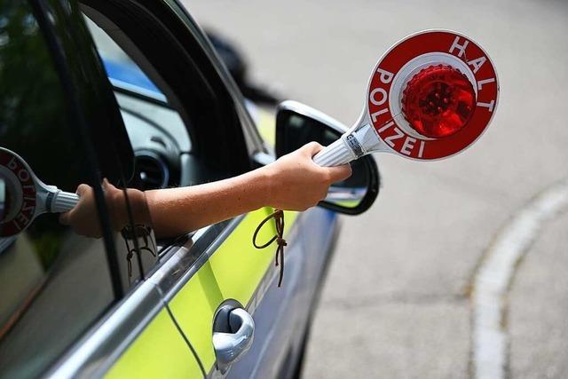 Polizei stoppt Sattelzugfahrer mit 2,5 Promille auf der A5 bei Riegel