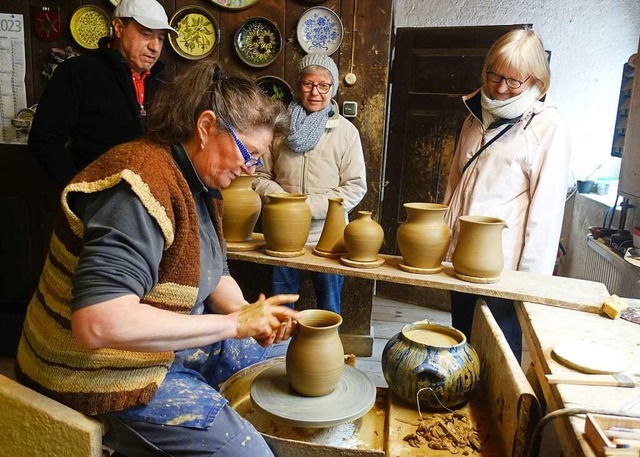 Sabine Kluge  zeigte den Besuchern, wie  ein Gef entsteht.  | Foto: Roswitha Frey