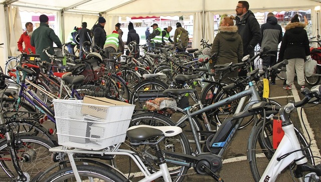 Die Auswahl an Fahrrdern war wieder r...nt gehrten aber auch moderne E-Bikes.  | Foto:  Manfred Dinort