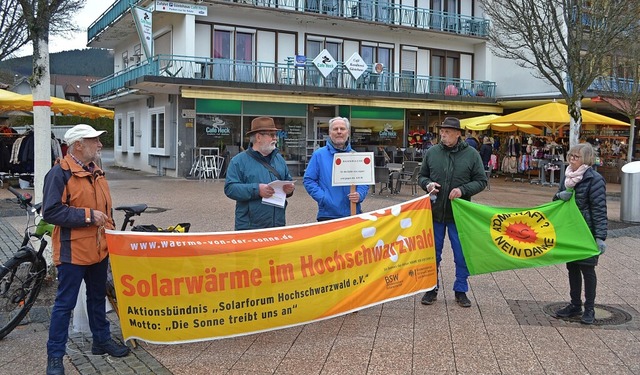 Mitglieder des Solarforums  halten ein...mstrom auf dem roten Platz in Titisee.  | Foto: Liane Schilling