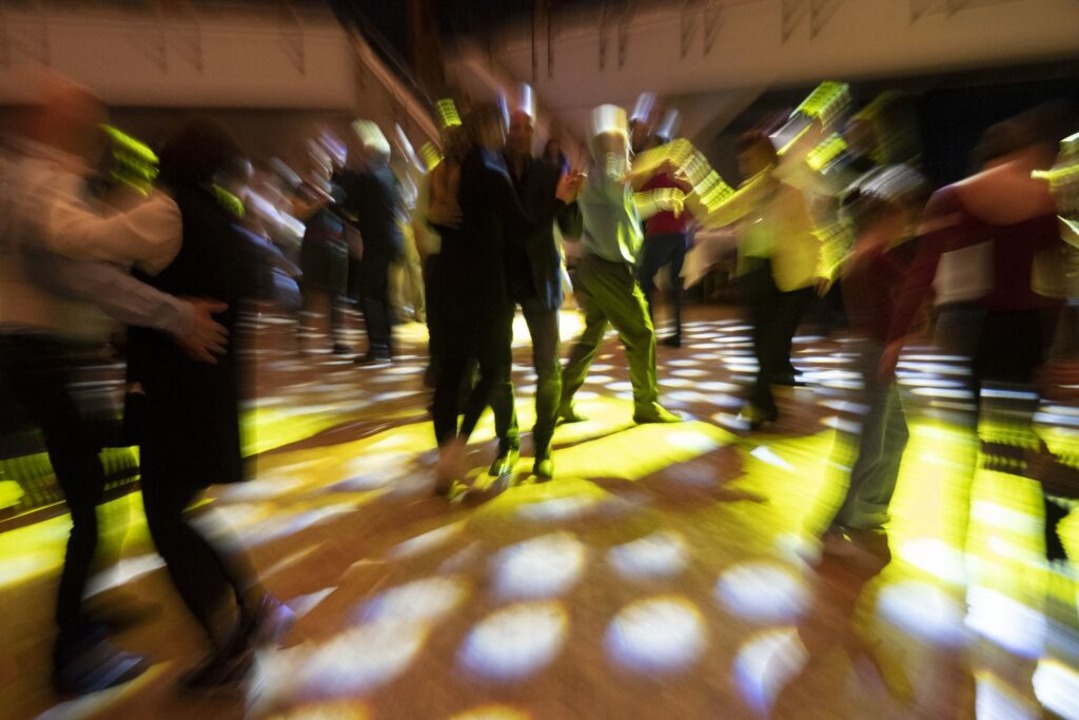 Zwischen den Programmpunkten hatte das Publikum Gelegenheit zum Tanz.  | Foto: Volker Münch