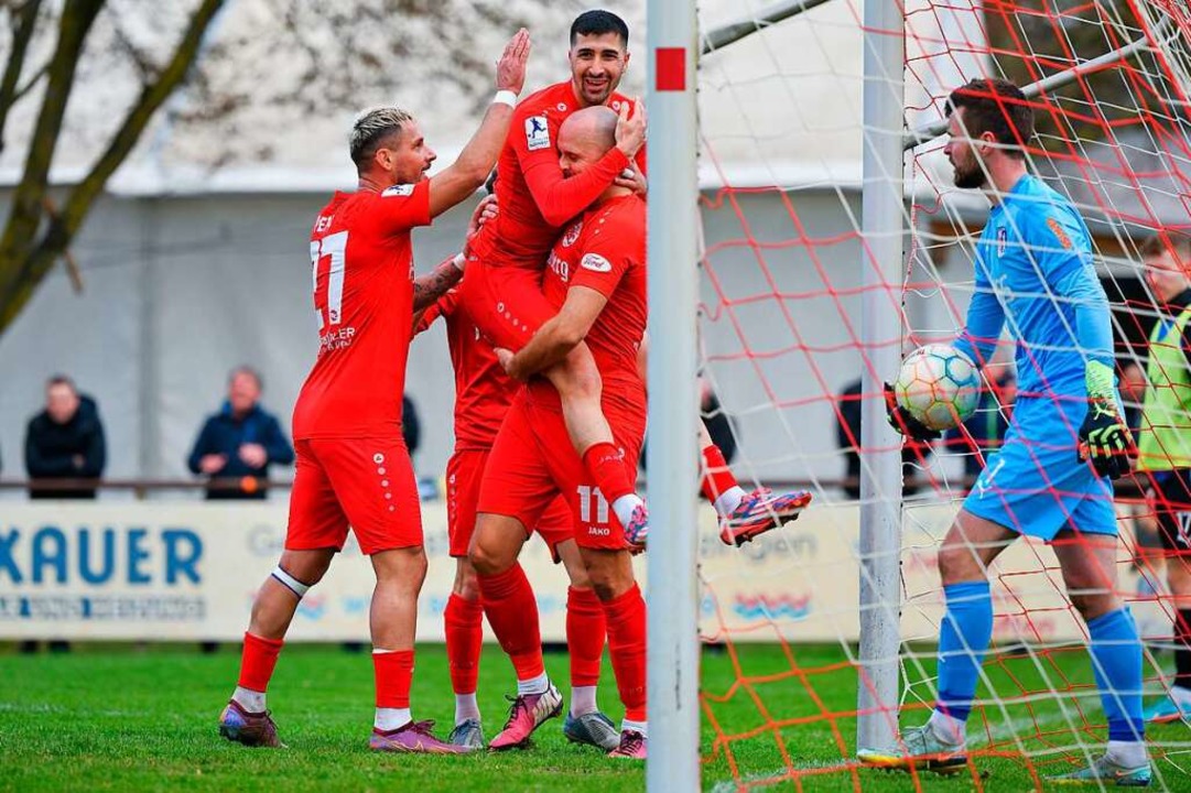 Lass dich feiern: Hasan Pepic (links) ...ahlinger 4:2-Erfolg aus dem Netz holt.  | Foto: Claus G. Stoll