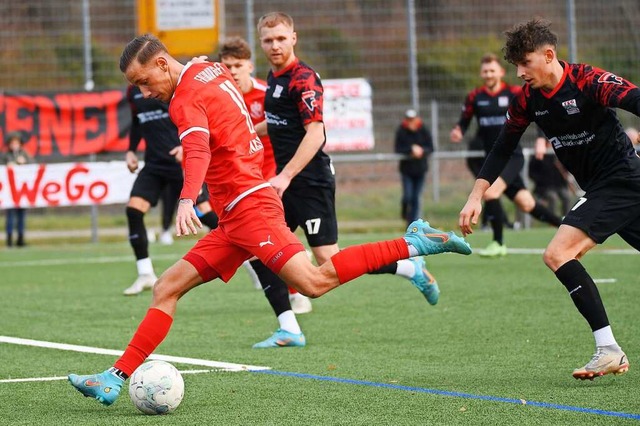 Neven Ivancic (am Ball) bleibt fr den...piel gegen die TSG Backnang erfolglos.  | Foto: Achim Keller