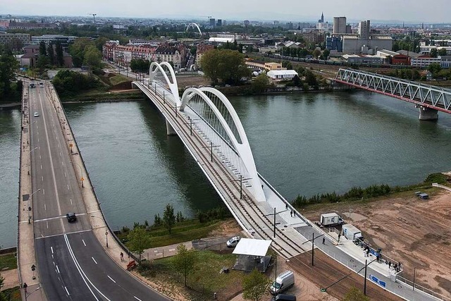 Die Europabrcke (l) und die Beatus-Rh...nd der Region Grand Est in Frankreich.  | Foto: Patrick Seeger