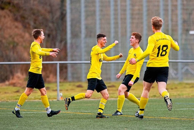 Der SV Hlzlebruck bejubelt das 1:0 durch Patrick Koch (Bildmitte).  | Foto: Wolfgang Scheu