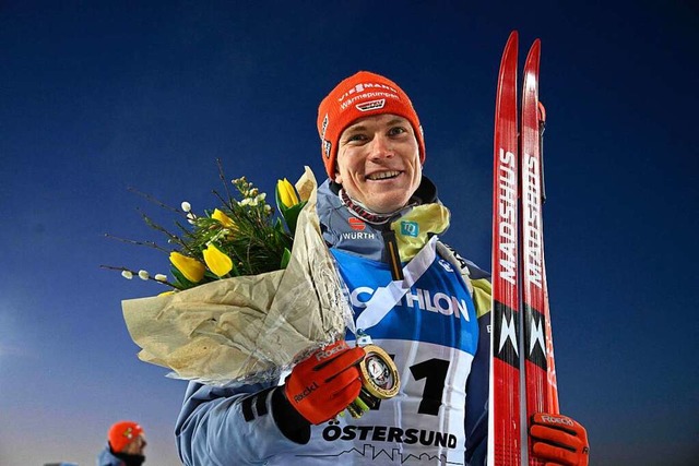 Blumengeschmckt: Benedikt Doll feiert...n Weltcup-Einzelsieg seiner Karriere.   | Foto: ANDERS WIKLUND (AFP)
