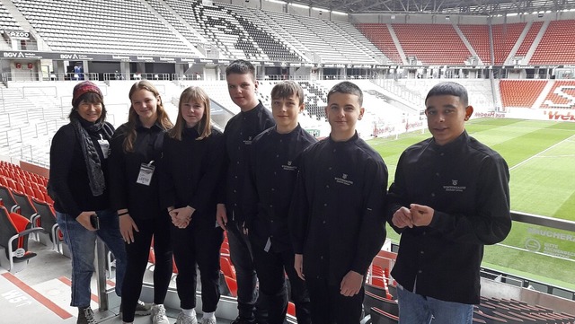 Die Schler waren als Cateringteam beim SC Freiburg unterwegs.  | Foto: Schulzentrum Oberes Elztal