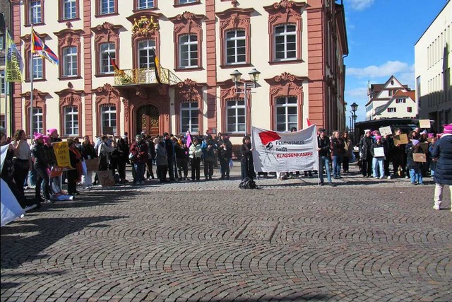 &#8222;Feminismus heit Klassenkampf&#...m Samstag vor dem Offenburger Rathaus.  | Foto: Susanne Kerkovius