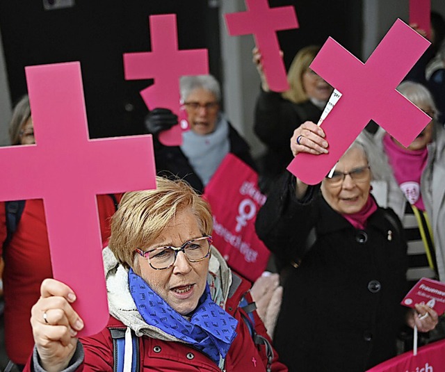 Frauen der Katholischen Frauengemeinsc...Deutschlands (kfd) forderten Reformen.  | Foto: Arne Dedert (dpa)