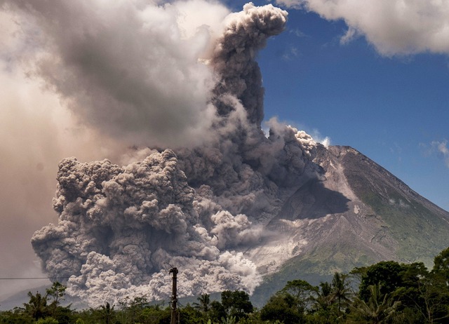 Gewaltige Aschewolken stie der Merapi am Samstag aus.  | Foto: Agung Supriyanto (dpa)