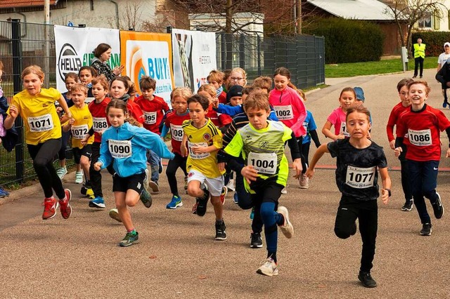 Los geht&#8217;s: Start der Jugendlichen zum 1000 Meter Lauf  | Foto: Hubert Gemmert
