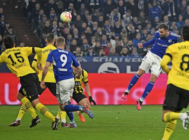 Kenan Karaman von Schalke erzielt mit einem Kopfball seinen Treffer zum 2:2.   | Foto: Bernd Thissen (dpa)