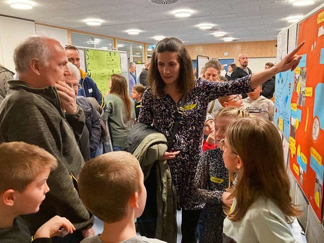 Brger und Brgerinnen allen Alters im...taltung in der Ferdinand-Ruska-Schule.  | Foto: Erika Sieberts