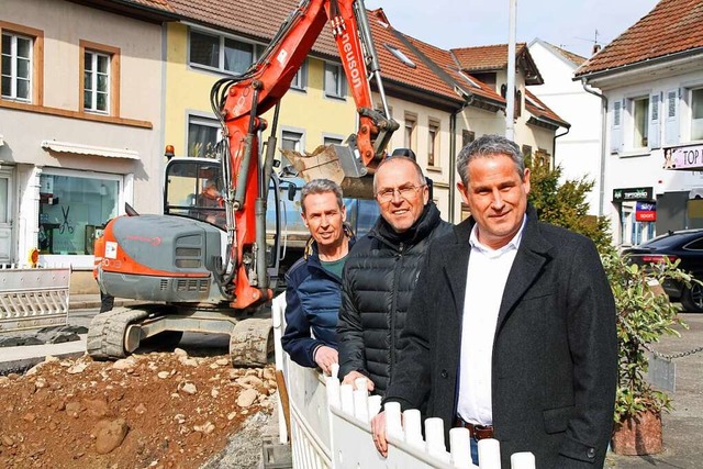 Brgermeister Dirk Harscher, Manfred S... Karle (von rechts) bei der Baustelle.  | Foto: Stadt Schopfheim