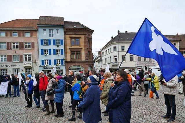Demonstranten in Bad Säckingen fordern Friedensgespräche zwischen Russland und Ukraine