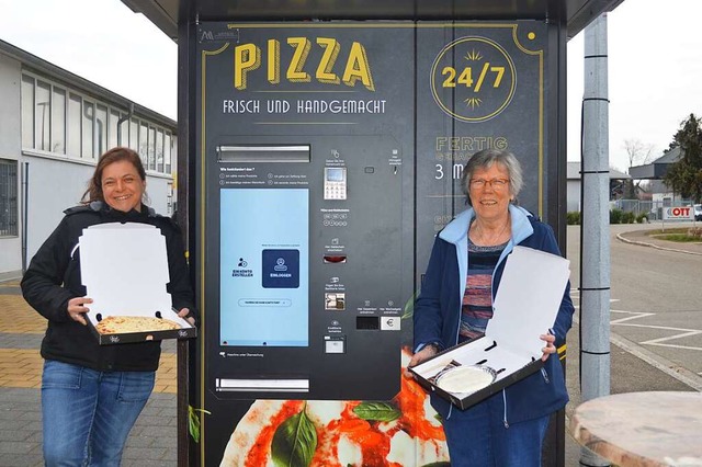 Italienische Automatenkche: Betreiber...ter prsentieren  Pizza und Tiramisu.   | Foto: Marlon Tritschler
