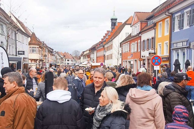 Hochbetrieb am Sonntagmittag beim Brei...Tagen autofreien Kenzinger Innenstadt.  | Foto: Ilona Huege