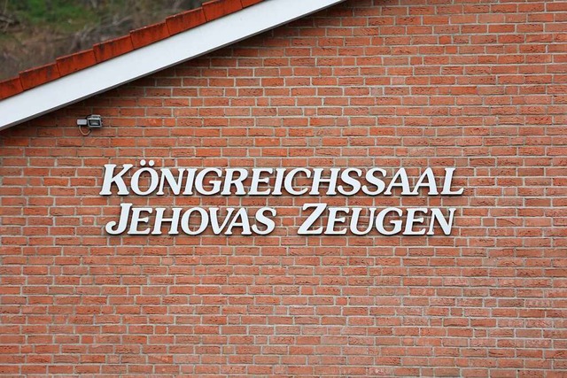 Die Zeugen Jehovas sind eine christliche Glaubensgemeinschaft.  | Foto: Matthias Bein (dpa)