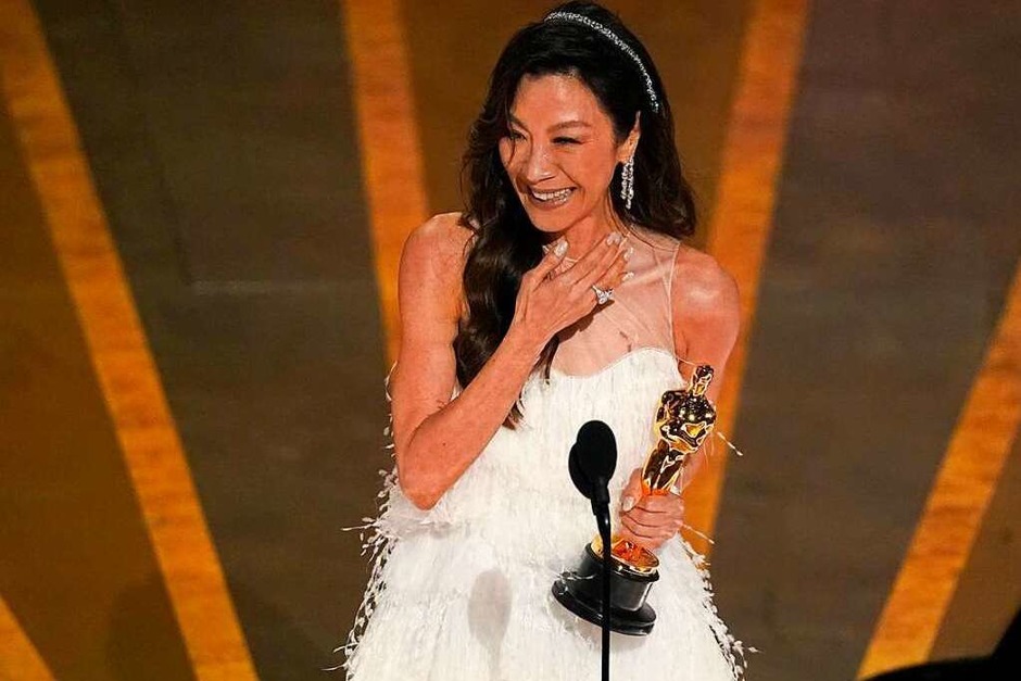 Schauspielerin Michelle Yeoh nimmt den Preis für die beste Leistung einer Hauptdarstellerin für &amp;quot;Everything Everywhere All at Once&amp;quot; bei der Oscar-Verleihung im Dolby Theatre in Los Angeles entgegen. (Foto: Chris Pizzello (dpa))