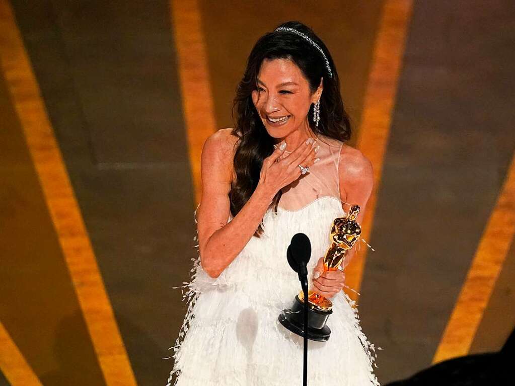 Schauspielerin Michelle Yeoh nimmt den Preis fr die beste Leistung einer Hauptdarstellerin fr "Everything Everywhere All at Once" bei der Oscar-Verleihung im Dolby Theatre in Los Angeles entgegen.