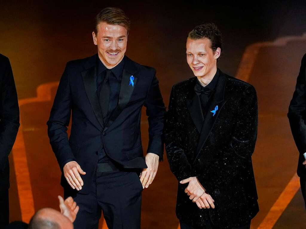 Schauspieler Albrecht Schuch (l) und Felix Kammerer stehen auf der Bhne, als „Im Westen nichts Neues“ aus Deutschland bei der Oscar-Verleihung im Dolby Theatre in Los Angeles als bester internationaler Spielfilm ausgezeichnet wird.