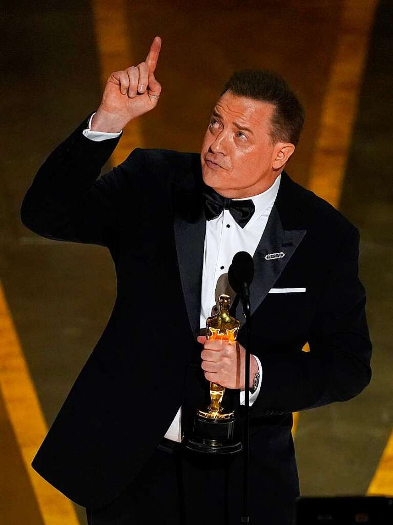 Schauspieler Brendan Fraser nimmt bei der Oscar-Verleihung im Dolby Theatre in Los Angeles den Preis fr die beste Leistung eines Hauptdarstellers fr „The Whale“ entgegen.