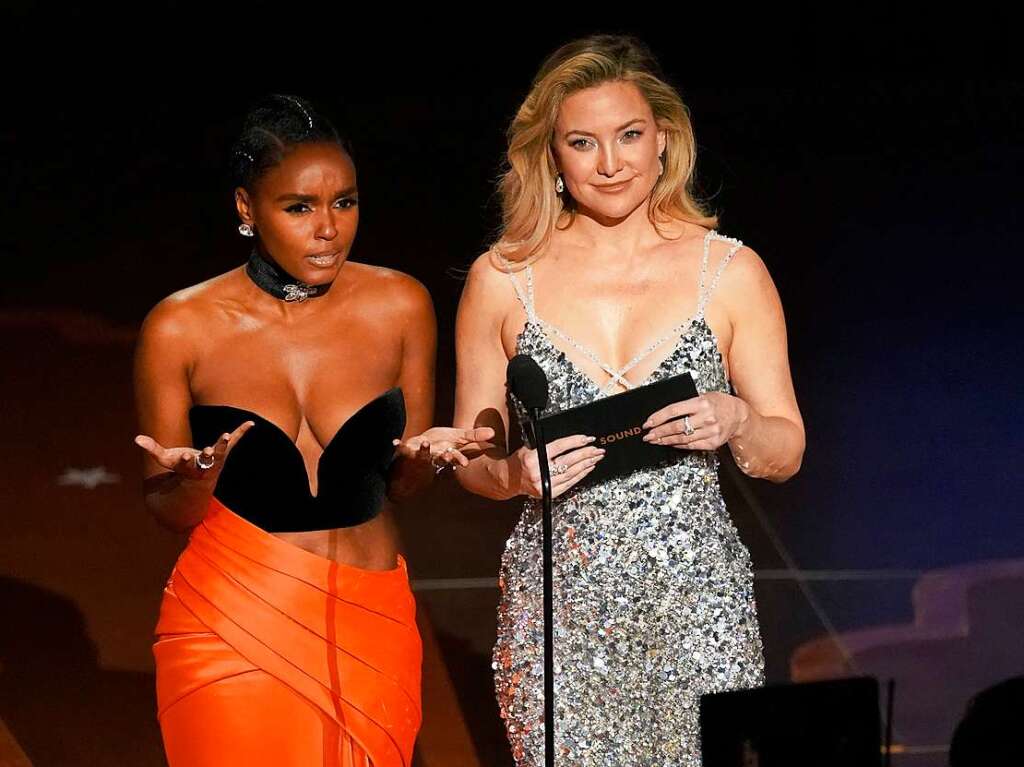 Schauspielerinnen Janelle Monae (l) und Kate Hudson prsentieren den Preis fr den besten Sound