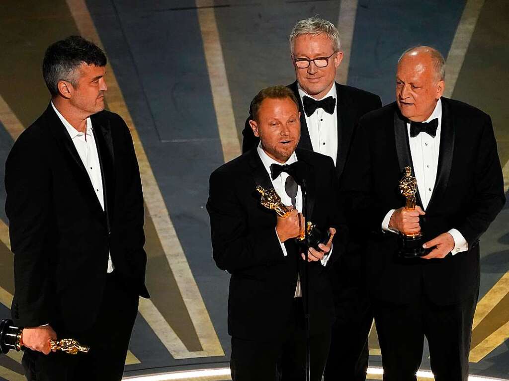 Eric Saindon (l-r), Richard Baneham, Daniel Barrett und Joe Letteri nehmen den Preis fr die besten visuellen Effekte fr „Avatar: Der Weg des Wassers“ entgegen.