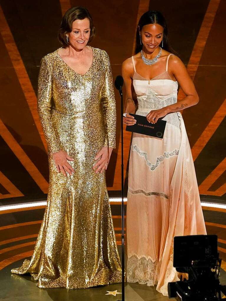 Schauspielerinnen Sigourney Weaver (l) und Zoe Saldana prsentieren den Preis fr den besten Filmschnitt.