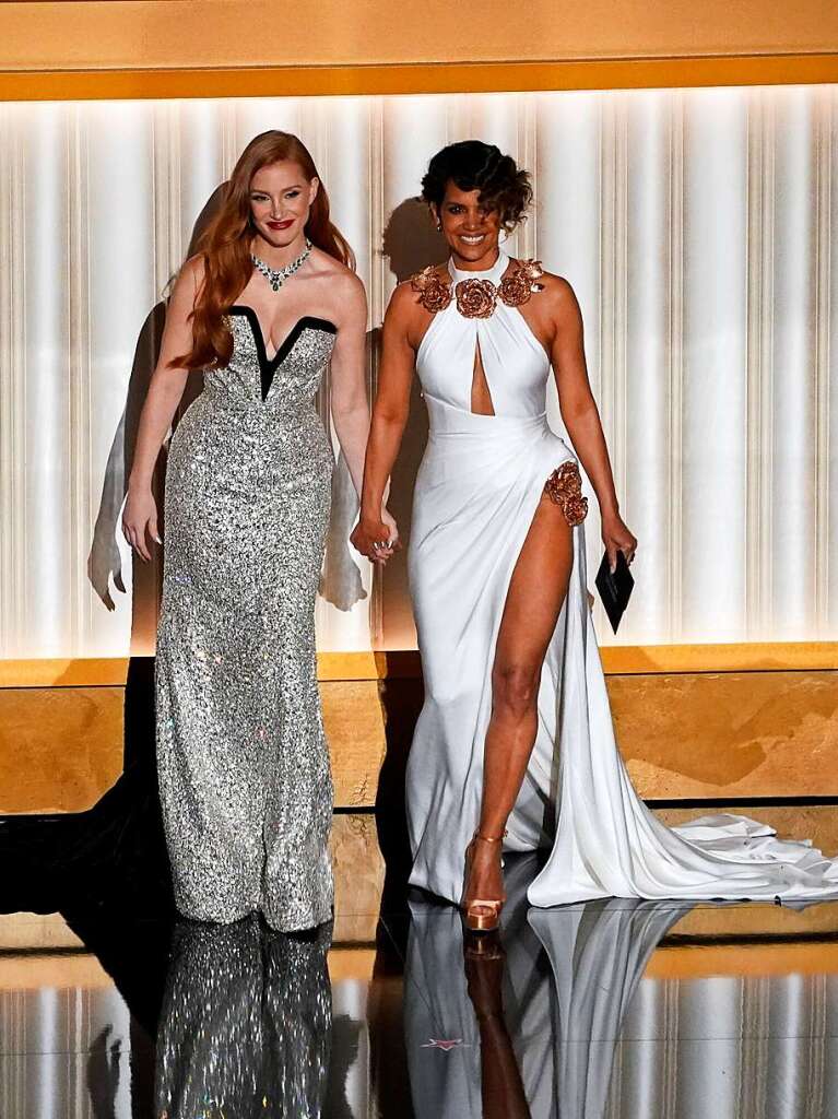 Schauspielerinnen Jessica Chastain (l) und Halle Berry prsentieren den Preis fr die beste Leistung eines Hauptdarstellers.