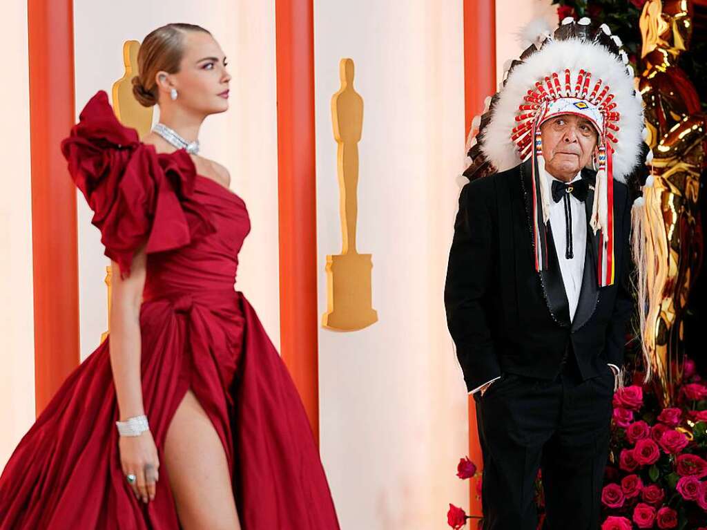 Cara Delevingne (l) und Sonny Skyhawk kommen zur Verleihung der 95. Academy Awards im Dolby Theatre.