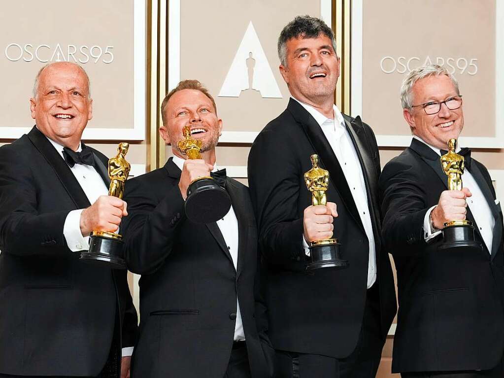 Joe Letteri (l-r), Richard Baneham, Eric Saindon und Daniel Barrett, Gewinner des Preises fr die besten visuellen Effekte fr „Avatar: Der Weg des Wassers“, posieren im Presseraum der Oscar-Verleihung.