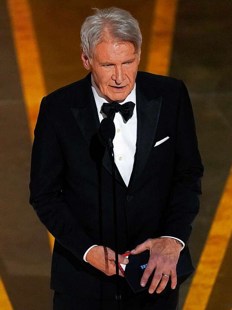 Schauspieler Harrison Ford prsentiert den Preis fr den besten Film.