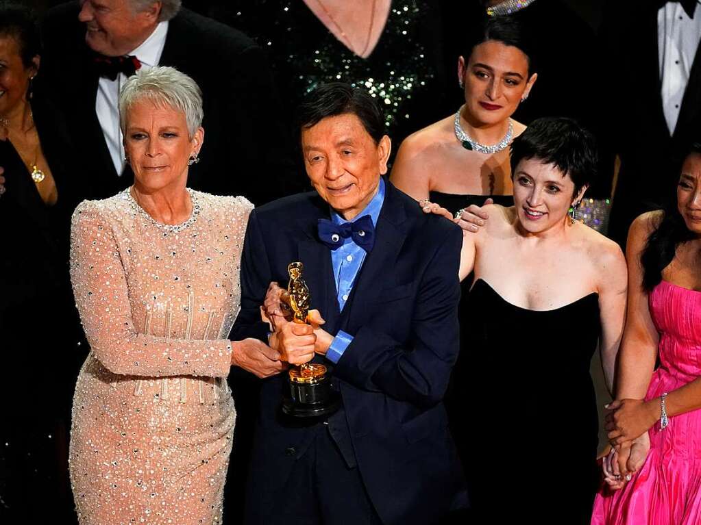 Jamie Lee Curtis (l-r), James Hong, Jenny Slate, Tallie Medel und Stephanie Hsu nehmen den Preis fr den besten Film fr „Everything Everywhere All at Once“ bei der Oscar-Verleihung im Dolby Theatre in Los Angeles entgegen.