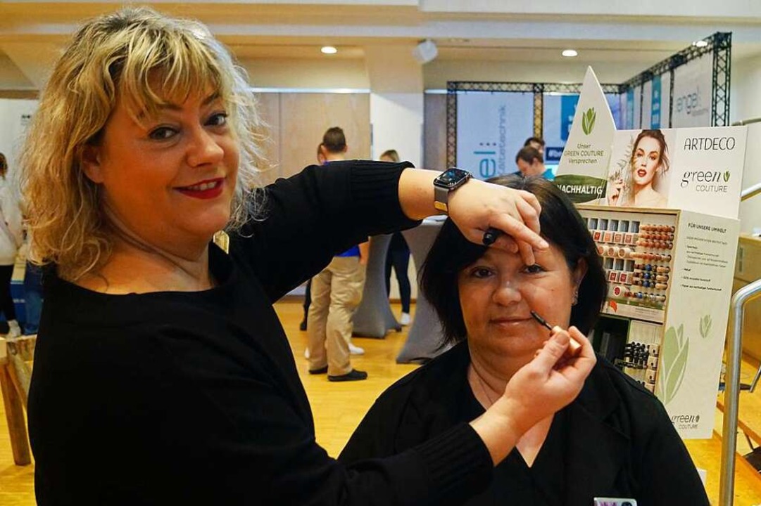 Beim Stand der Parfümerie Ruthe konnten sich Besucher schminken lassen.  | Foto: Sara Göhring
