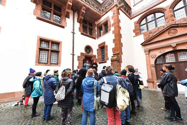 Der Feministische Spaziergang fhrte a...den Innenhof des Innenstadt-Rathauses.  | Foto: Rita Eggstein