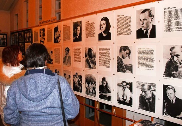 Die Tafeln mit den Beschreibungen der ...keit bei den Besuchern der Vernissage.  | Foto: Rolf Reimann