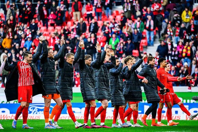 Die Spieler des SC Freiburg bedanken s...ttzung im Spiel gegen TSG Hoffenheim.  | Foto: Tom Weller (dpa)
