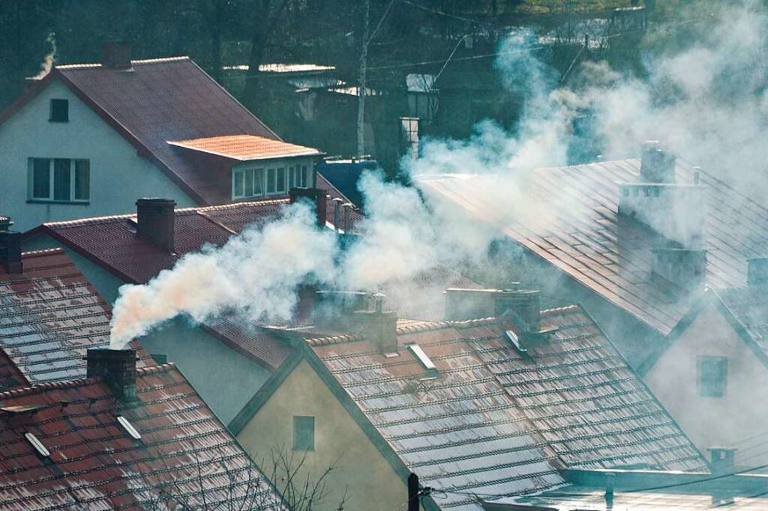 Feinstaub im Wohngebiet: Wer mit Holz ...und damit die Lungen mit Schadstoffen.  | Foto: Grzegorz Polak (stock.adobe.com)
