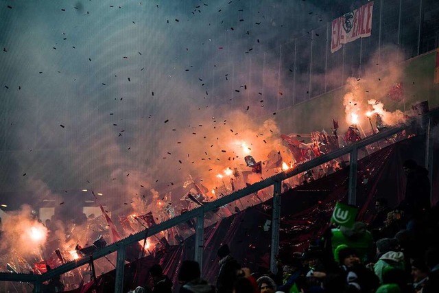 Strafbares Zndeln: Anhnger des SC Fr...? Jedenfalls verlor der SC damals 0:6.  | Foto: Swen Pfrtner (dpa)