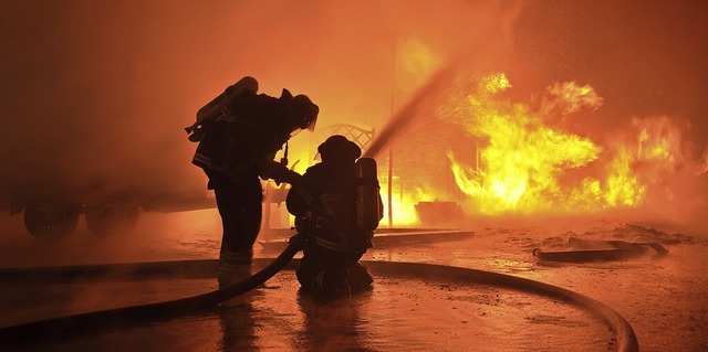 Die Frage nach ausreichend Lschwasser... Feuerwehreinsatz bei einem Grobrand.  | Foto: HamburgNews - stock.adobe.com