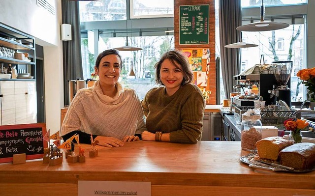 Leonora Lorena und Sophia Maier hinter...es  soziales Engagement ausgezeichnet.  | Foto: Arlette Weiland