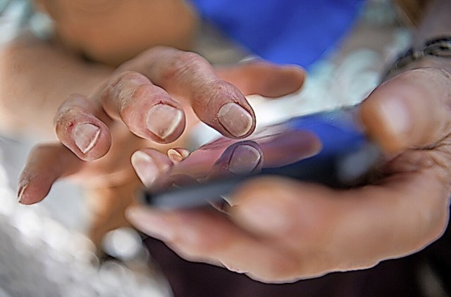 Eine Frau tippt auf dem Smartphone.  | Foto: Sebastian Gollnow (dpa)