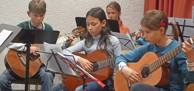 Im Gitarrenorchester der Musikschule z...Harmonie beim gemeinsamen Musizieren.   | Foto: Roswitha Frey