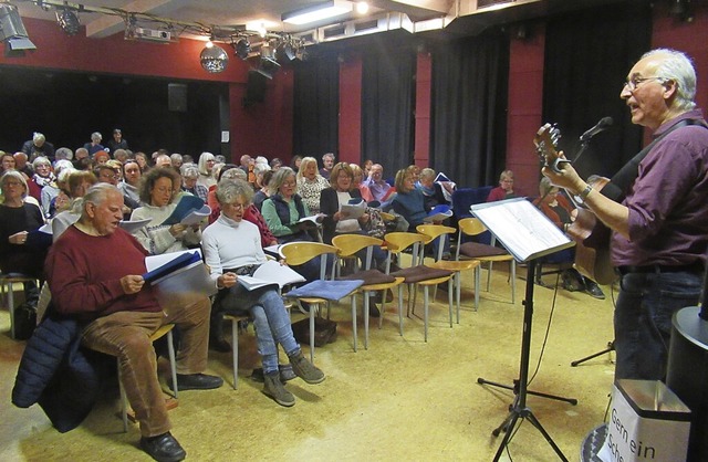 Stefan Bhm als Vorsnger und Gitarren... zahlreichen Fans des Querbeetsingens   | Foto: Susanne Kerkovius