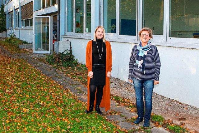 Konrektorin Tamara Kukuk (links) und R...tck Wiese, das genutzt werden knnte.  | Foto: Daniel Hengst