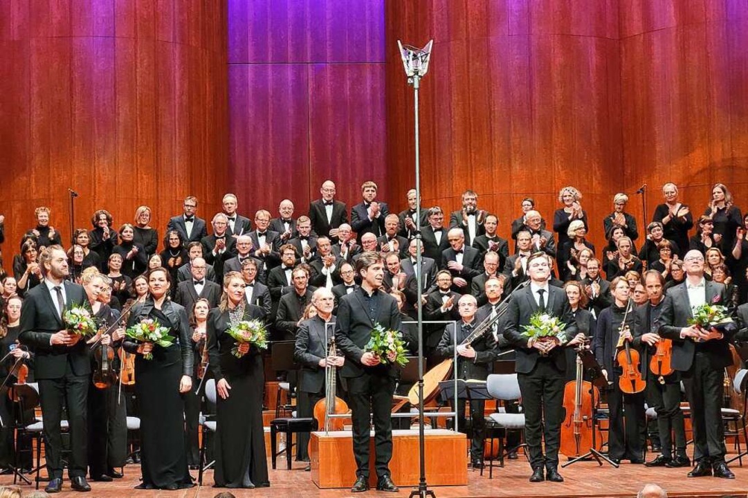 Großer Applaus und viel Abschiedsschmerz: Hannes Reich (Mitte) und das Ensemble  | Foto: Alexander Dick