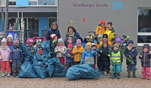 Auch die Kinder vom Kindergarten St. Barbara sammelten einige Scke voll Mll.  | Foto: Stadt Ettenheim